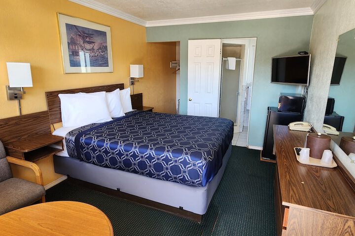 1 Queen Bed (2 of 2)