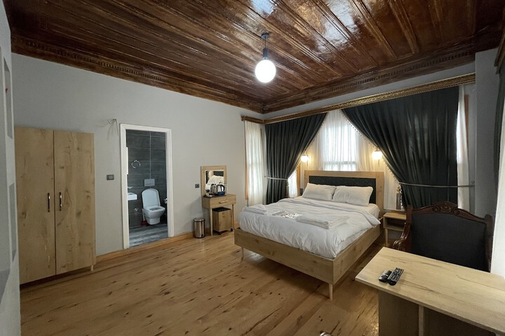 Room 12 of 100