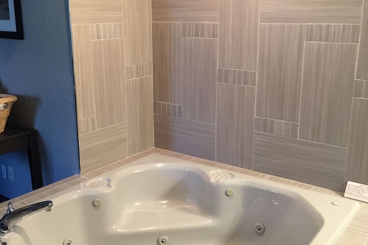 Jetted tub