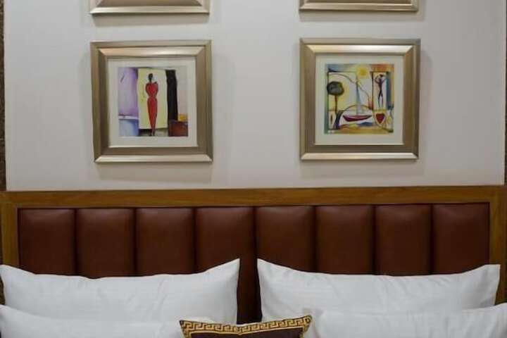 Room 11 of 48