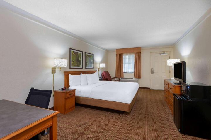 1 King Bed Accessible (12 of 24)