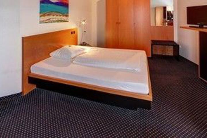 Room 7 of 16