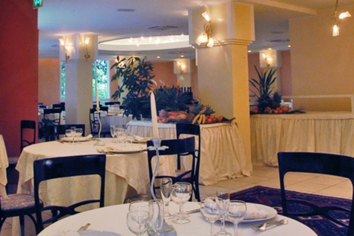 Dining 40 of 54