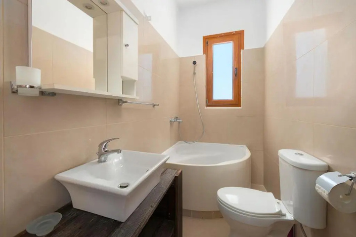 Room 6 of 12