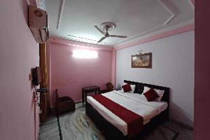 Room 7 of 9