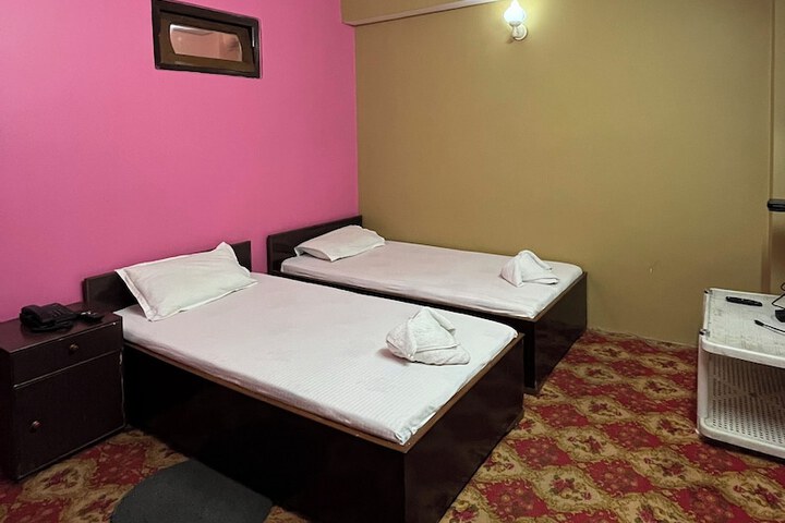 Room 5 of 9