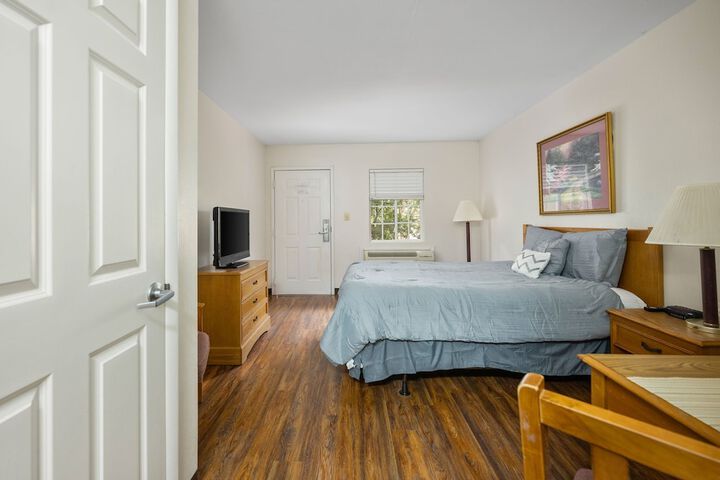 Studio Suite Queen Bed (9 of 26)