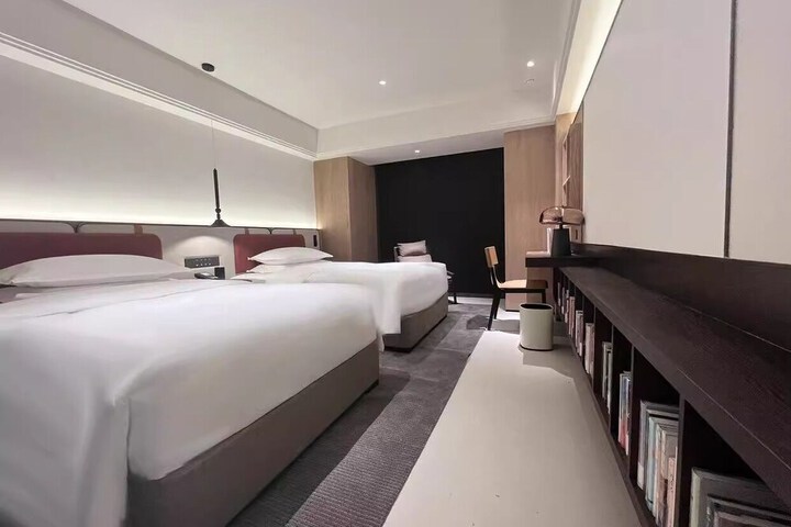 Room 33 of 64