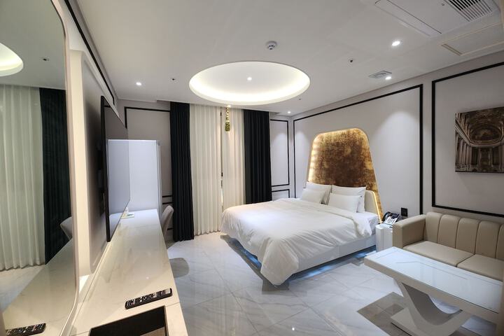 Room 6 of 13