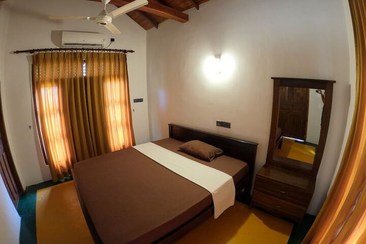 Room 2 of 32