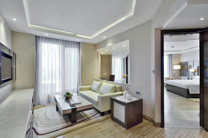 Room 32 of 94