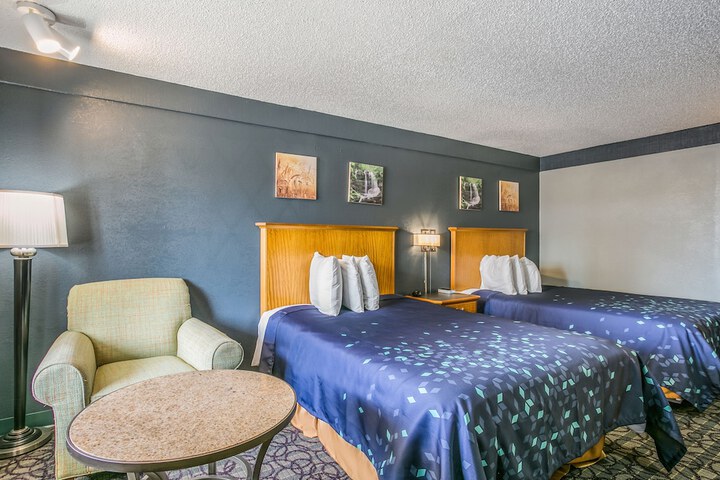 2 Double Beds (1 of 12)