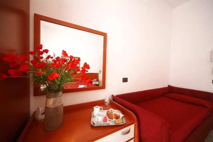 Room 10 of 16