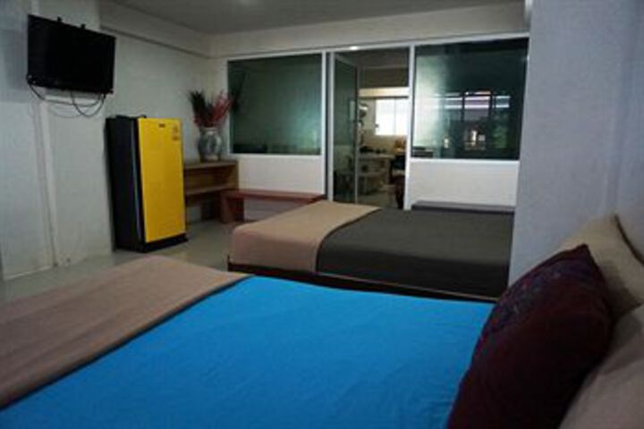 Room 6 of 8