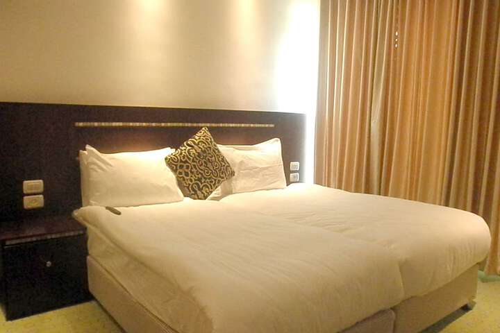 Room 6 of 18