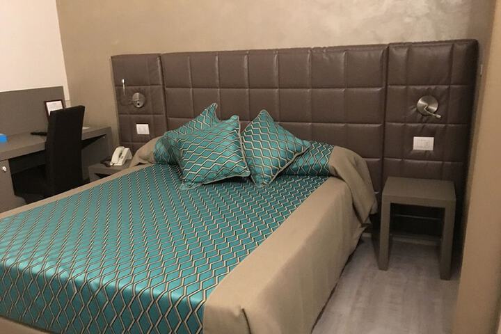 Room 12 of 121