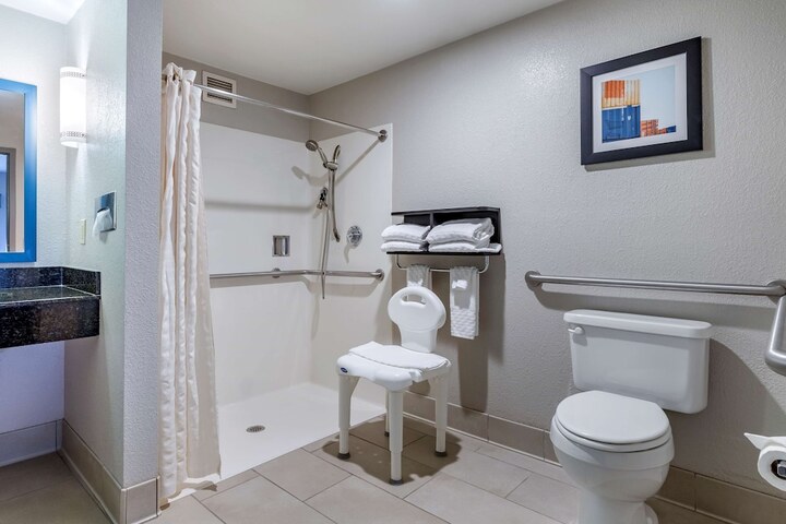 2 Queen Beds Microwave and Refrigerator WiFi Full Breakfast (6 of 11)