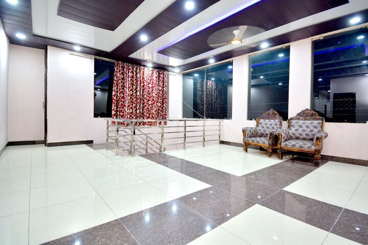 OYO 42945 Surya Hotel