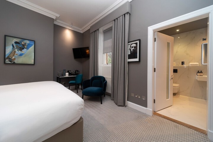 Room 26 of 83