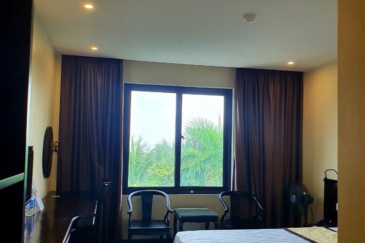 Room 5 of 99