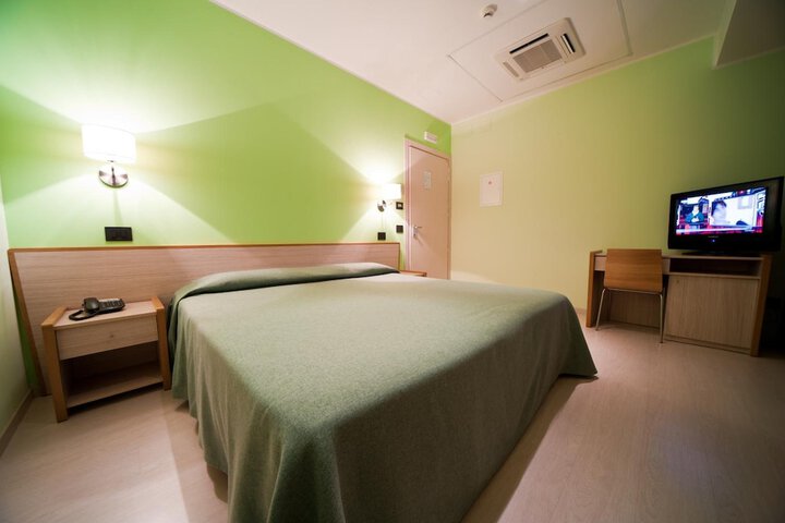 Room 14 of 37