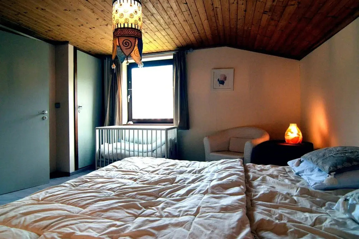 Room 6 of 18