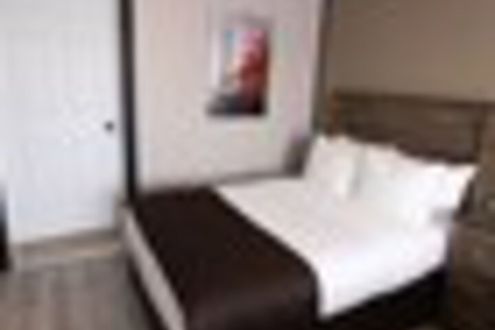 Room 8 of 165