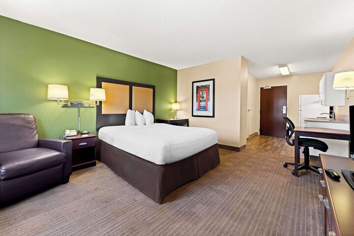 1 Queen Bed Efficiency (1 of 9)