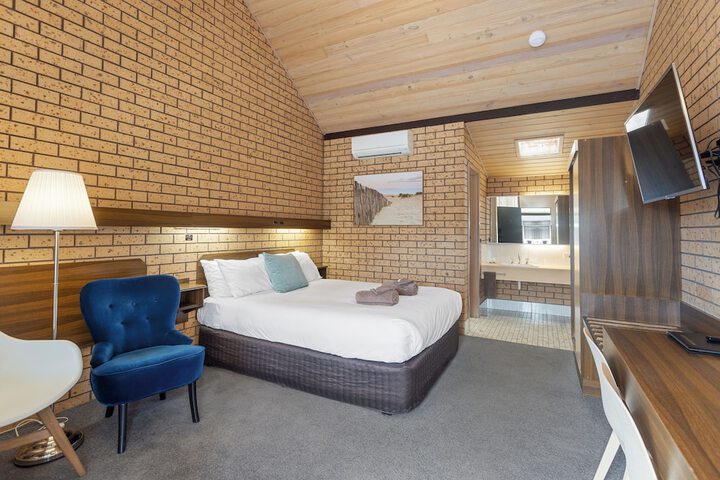 Room 4 of 73