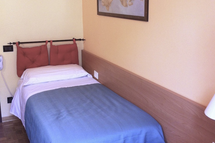 Room 25 of 37