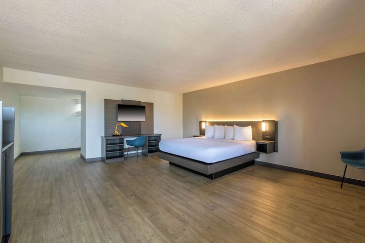 1 King Bed Suite (12 of 13)