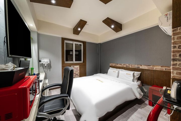 Room 32 of 37