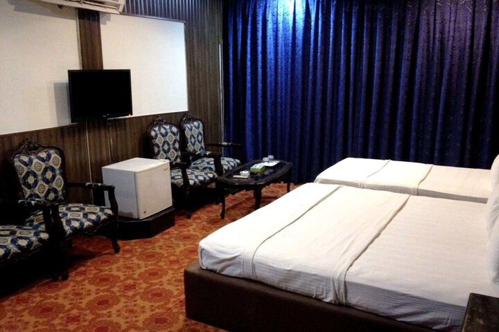 Room 6 of 9