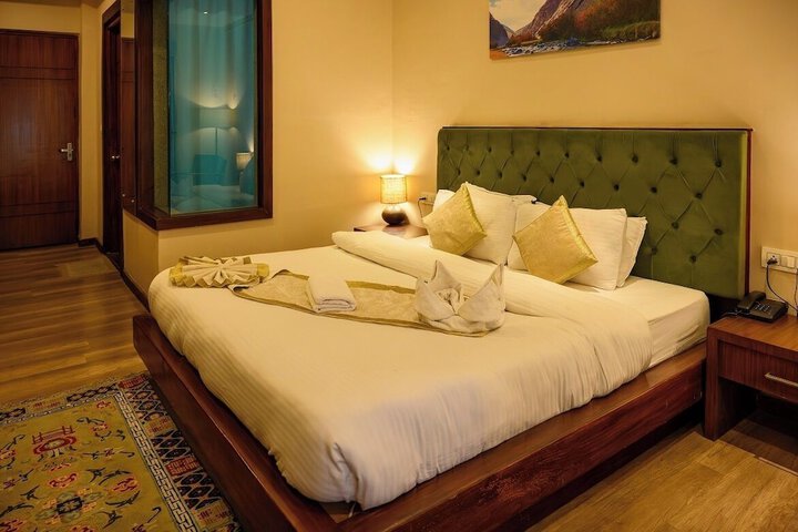 Room 4 of 8