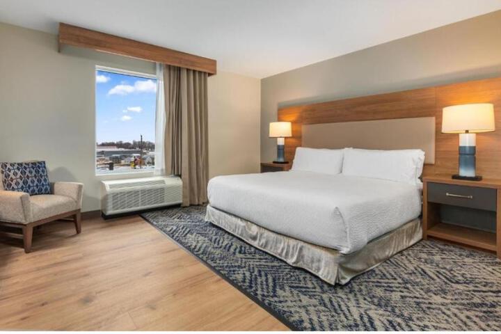 Studio Queen Size Bed (6 of 12)