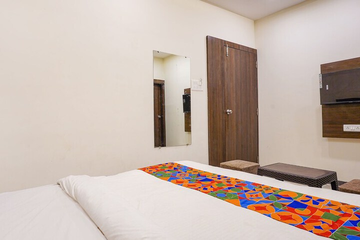 Room 17 of 28