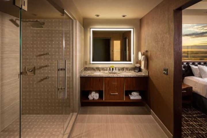 Deluxe King Bed Grand Tower (1 of 8)