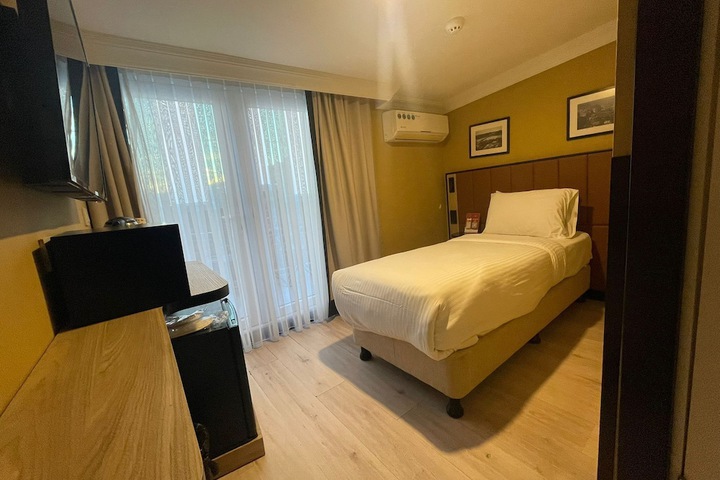 Room 32 of 59
