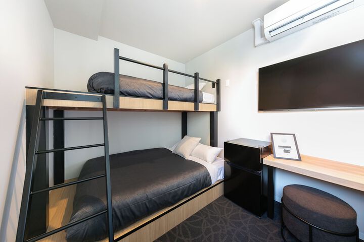 Room 35 of 144