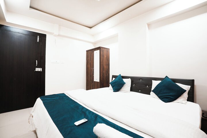 Room 9 of 32