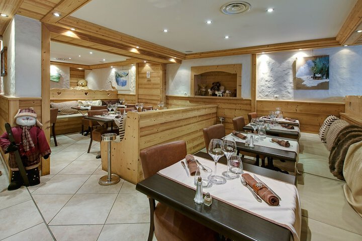 Dining 8 of 16