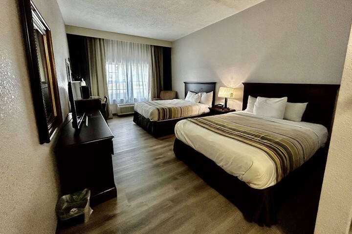 2 Queen Beds (7 of 8)