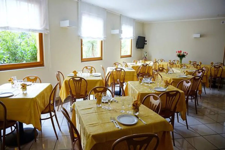 Dining 17 of 20