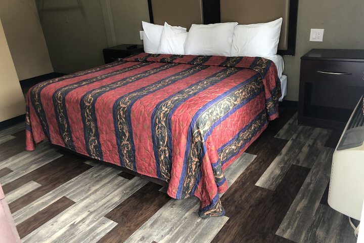 1 King Bed (2 of 2)