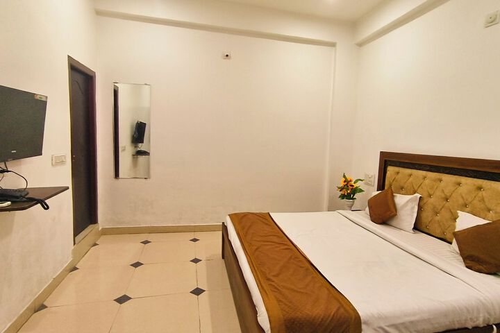 Room 5 of 8