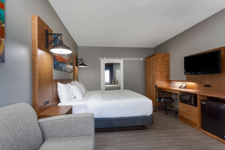 1 King Bed (2 of 20)