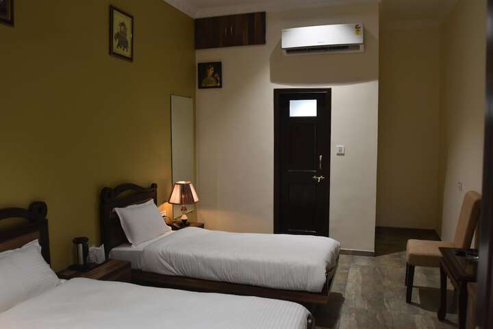 Room 16 of 36