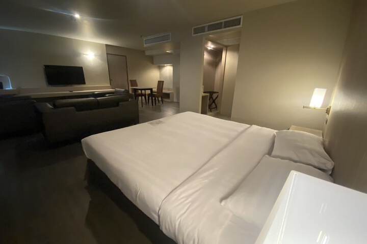 Room 42 of 101