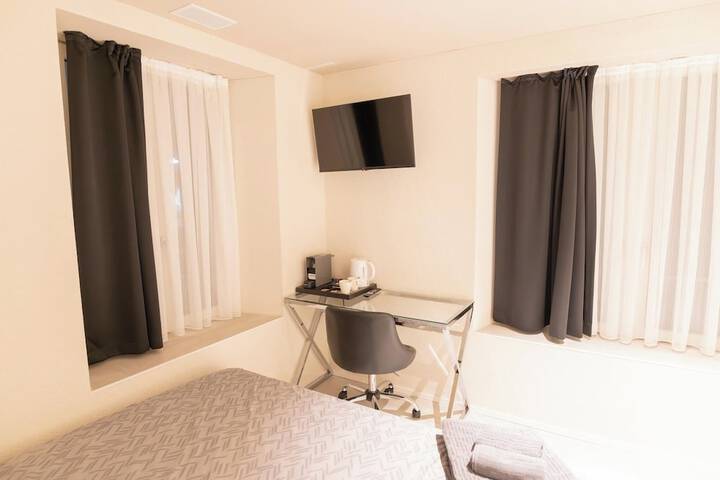 Room 17 of 33