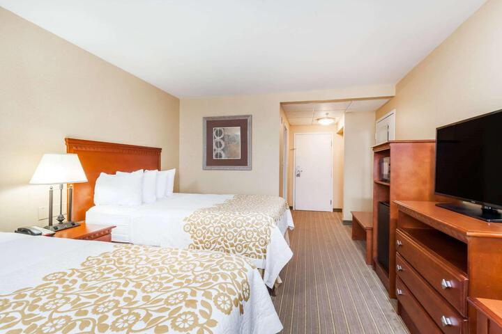 2 Queen Beds (2 of 9)